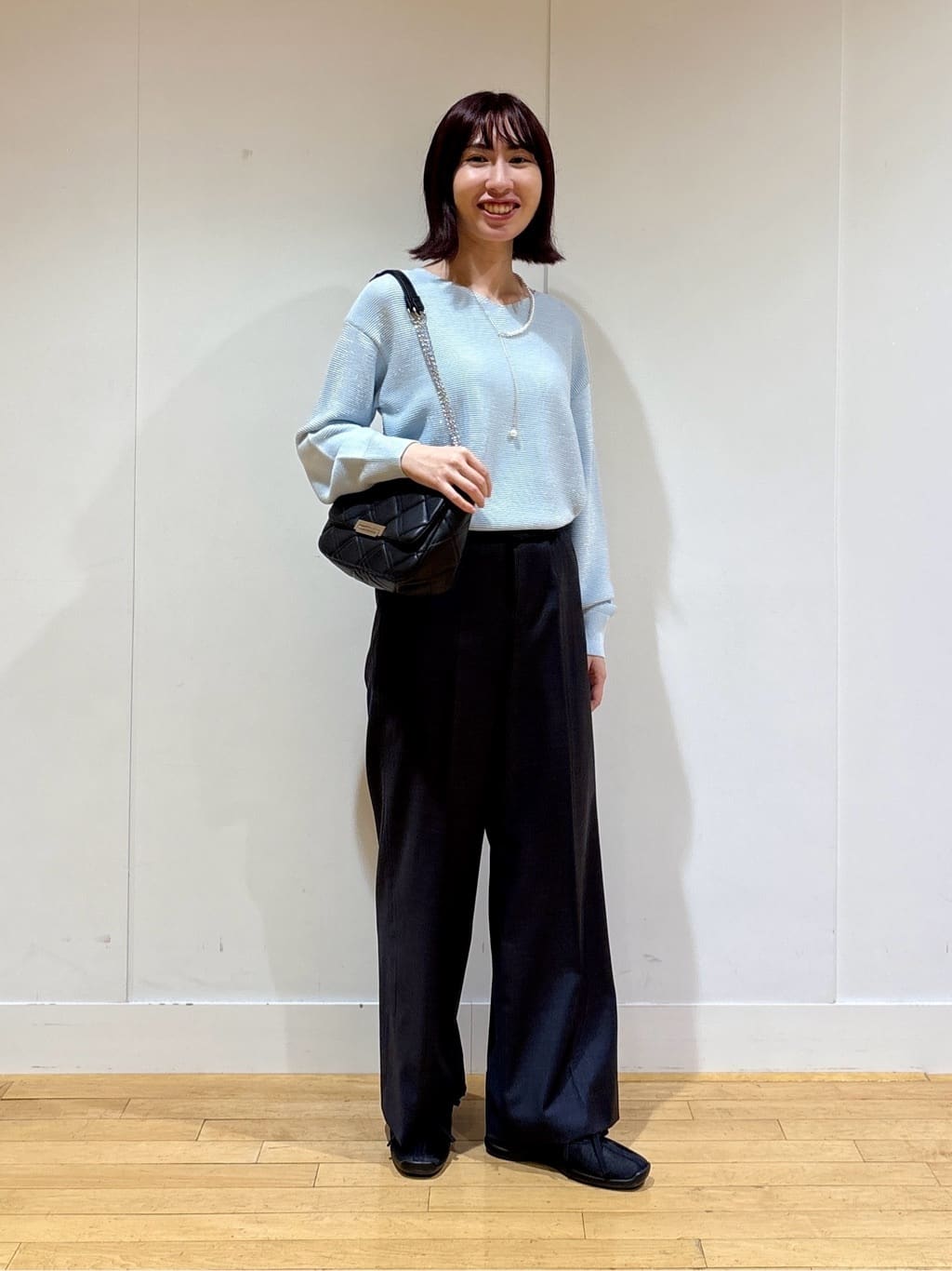 Yoshimiさんの「INDIVI｜【ウール混ラメ素材】Vネック煌めきニット」を使ったコーディネート