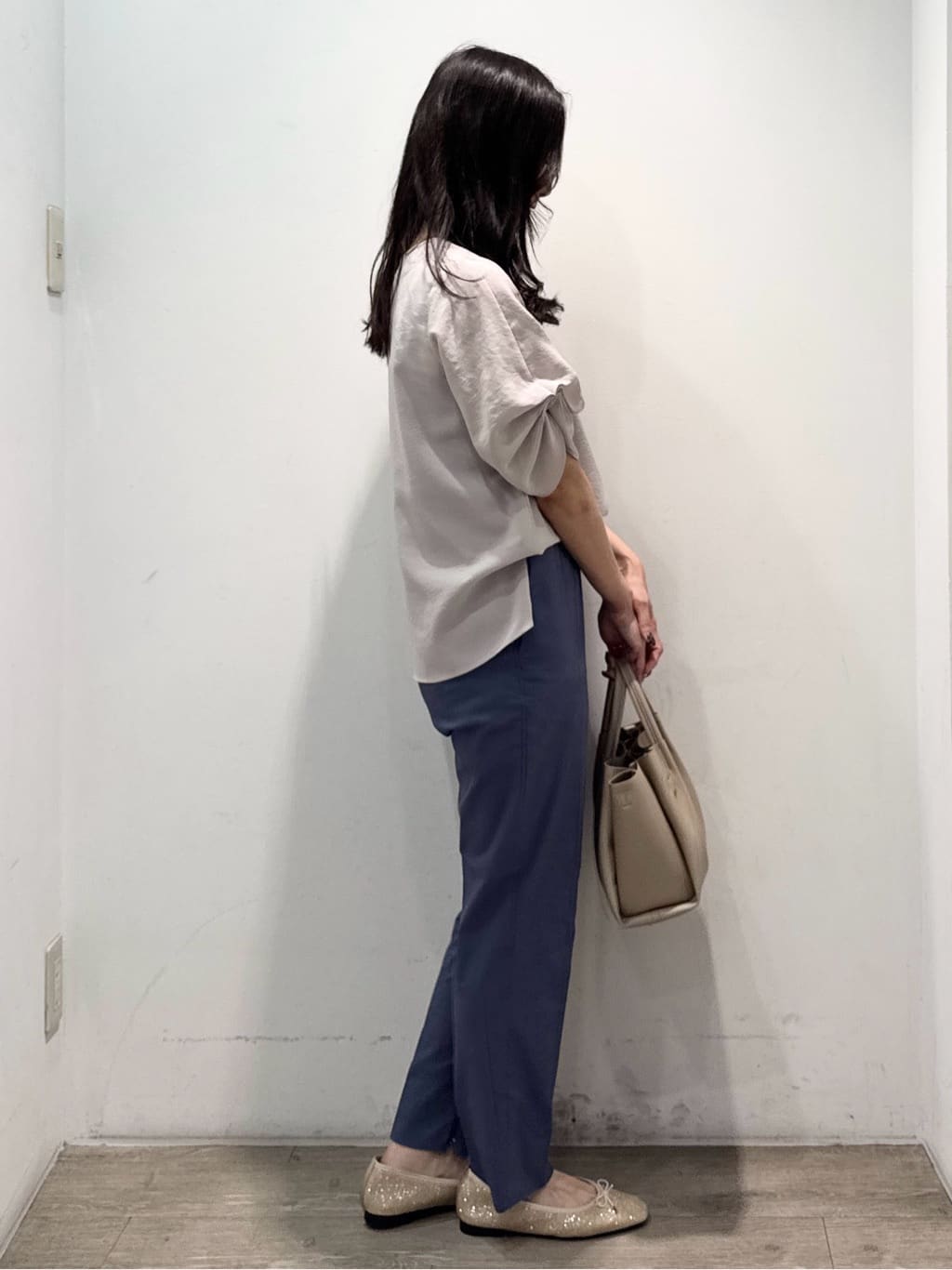 yuicciさんの「OPAQUE.CLIP｜麻混ハイストレッチイージースティックパンツ【洗濯機洗い可】」を使ったコーディネート