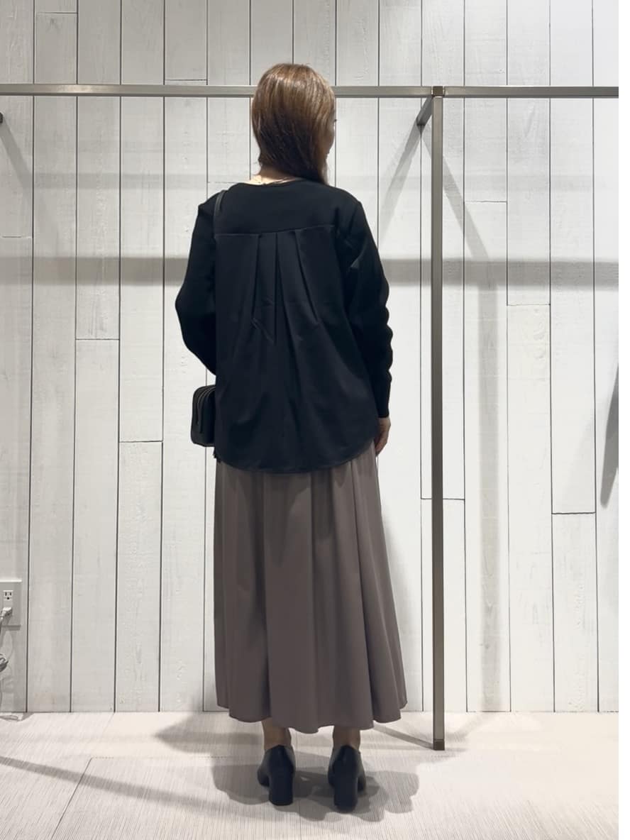 𝑹𝑶𝑴𝑰さんの「INDIVI｜【洗える／選べる8色】トーンアップニット」を使ったコーディネート