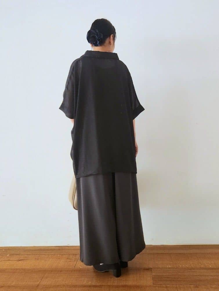 くまさんの「SHOO･LA･RUE｜大人のシアー感 ラメが華やかな楊柳ポンチョシャツ」を使ったコーディネート
