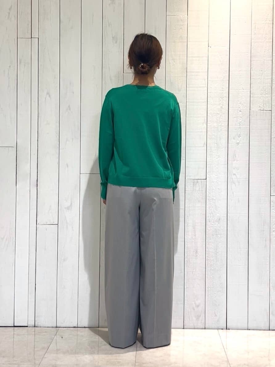 𝑹𝑶𝑴𝑰さんの「INDIVI｜【通年活躍！／アンサンブル可能】クルーネックカーディガン」を使ったコーディネート