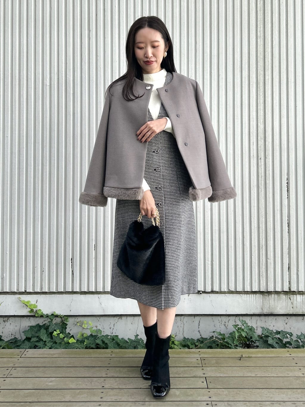 teiさんの「Couture brooch｜【ゆるふわ・通勤】リッシュアンゴラ バックパール調ニット」を使ったコーディネート