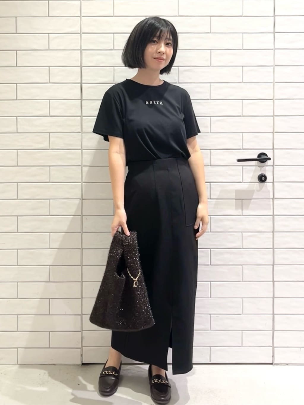しおりさんの「OPAQUE.CLIP｜メタリック刺繍ロゴTシャツ【接触冷感／洗濯機洗い可】」を使ったコーディネート