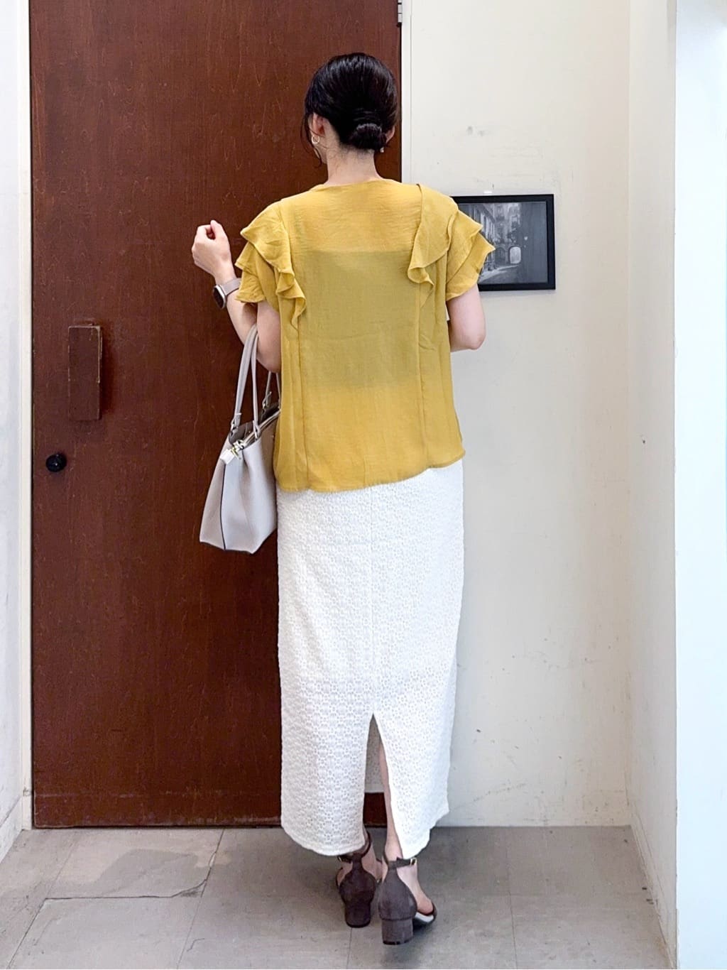 𝐇𝐢𝐫𝐨𝐦𝐢さんの「SHOO･LA･RUE｜【無地/ドット柄】お袖フリルが華やぐ きれいめブラウス」を使ったコーディネート