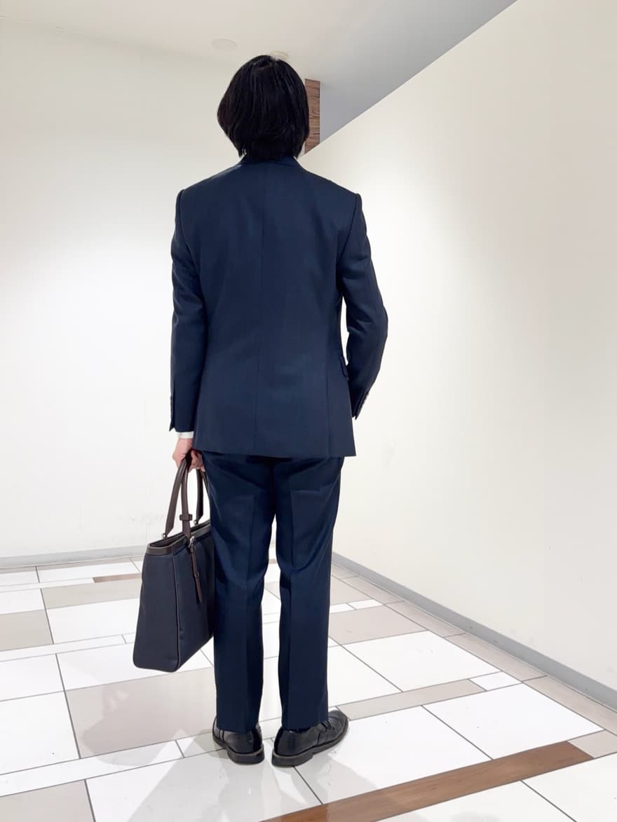 及川さんの「TAKEO KIKUCHI｜【Three by Three】シャイニーシャークピンヘッド スーツ/3ピース対応可」を使ったコーディネート
