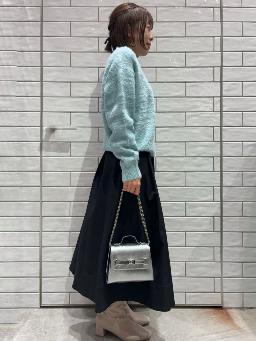 Hashiさんの「OPAQUE.CLIP｜スパンコールフェザーVネックニット【洗濯機OK】」を使ったコーディネート