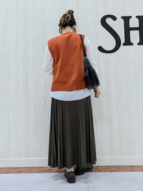 さくみぃさんの「SHOO･LA･RUE｜【S-LL/2点セット】着回し自在 ニットベスト＋フレアブラウス」を使ったコーディネート