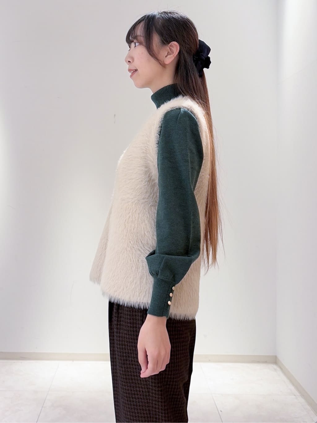 yurinaさんの「index｜《andGIRL掲載》フェザーペプラムジレ【洗濯機OK／抗ピル】」を使ったコーディネート