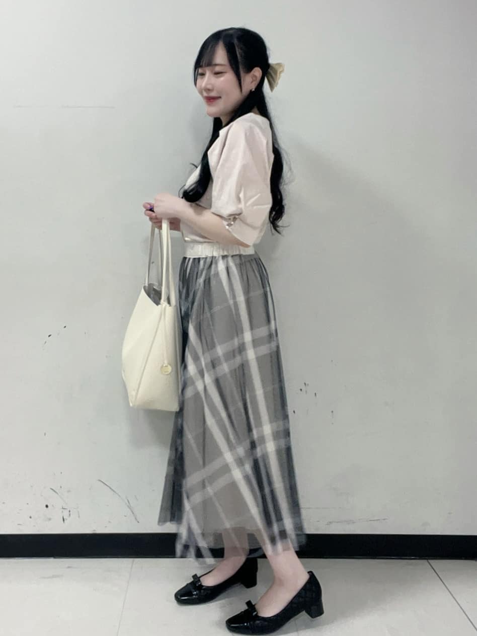 Hitomiさんの「index｜《5色展開》Vネックタックパフスリーブトップス【洗濯機洗い可／UVケア／接触冷感】」を使ったコーディネート