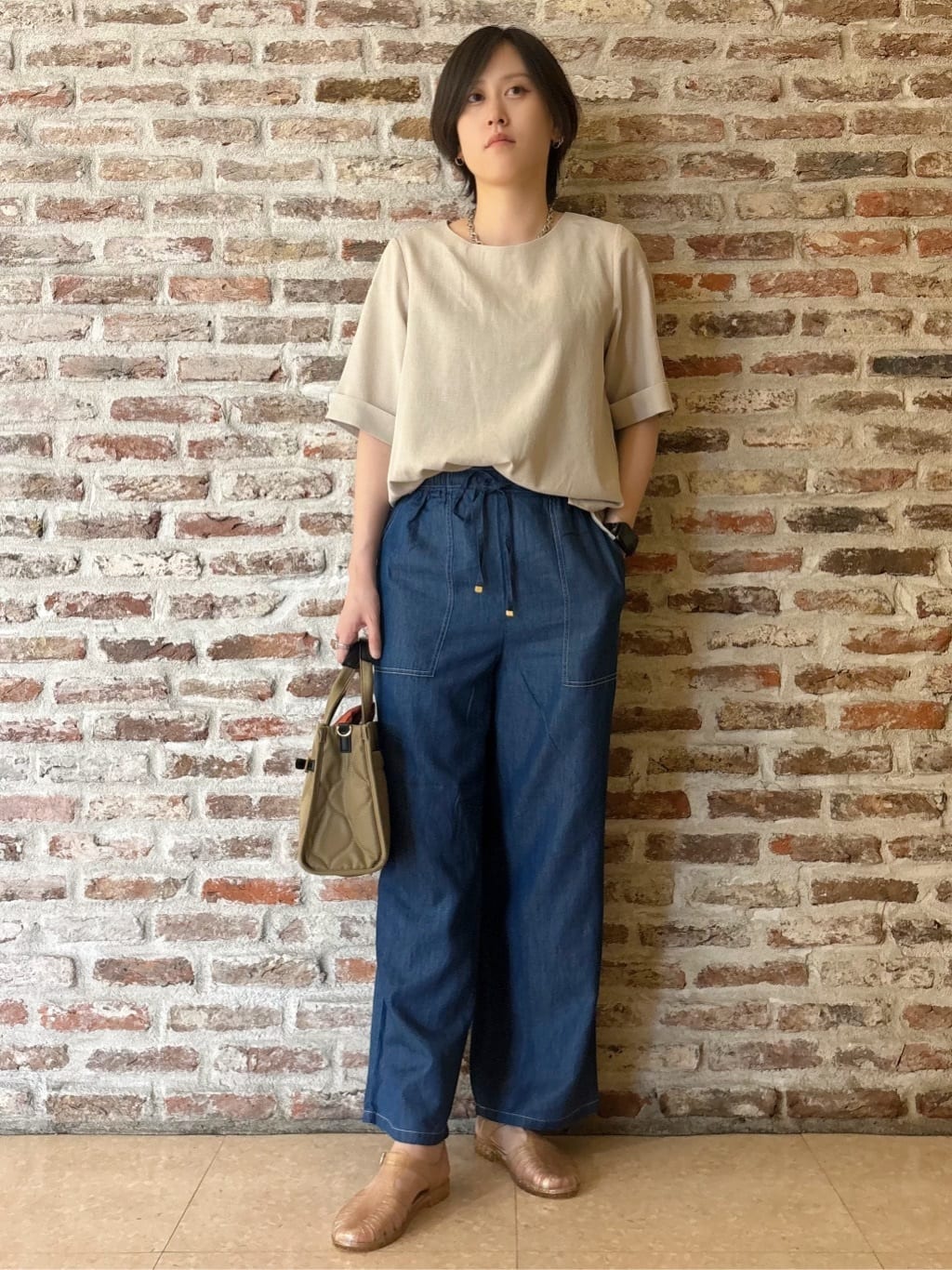しばさんの「THE SHOP TK｜麻調メッシュブラウス【二の腕カバー/洗える】」を使ったコーディネート