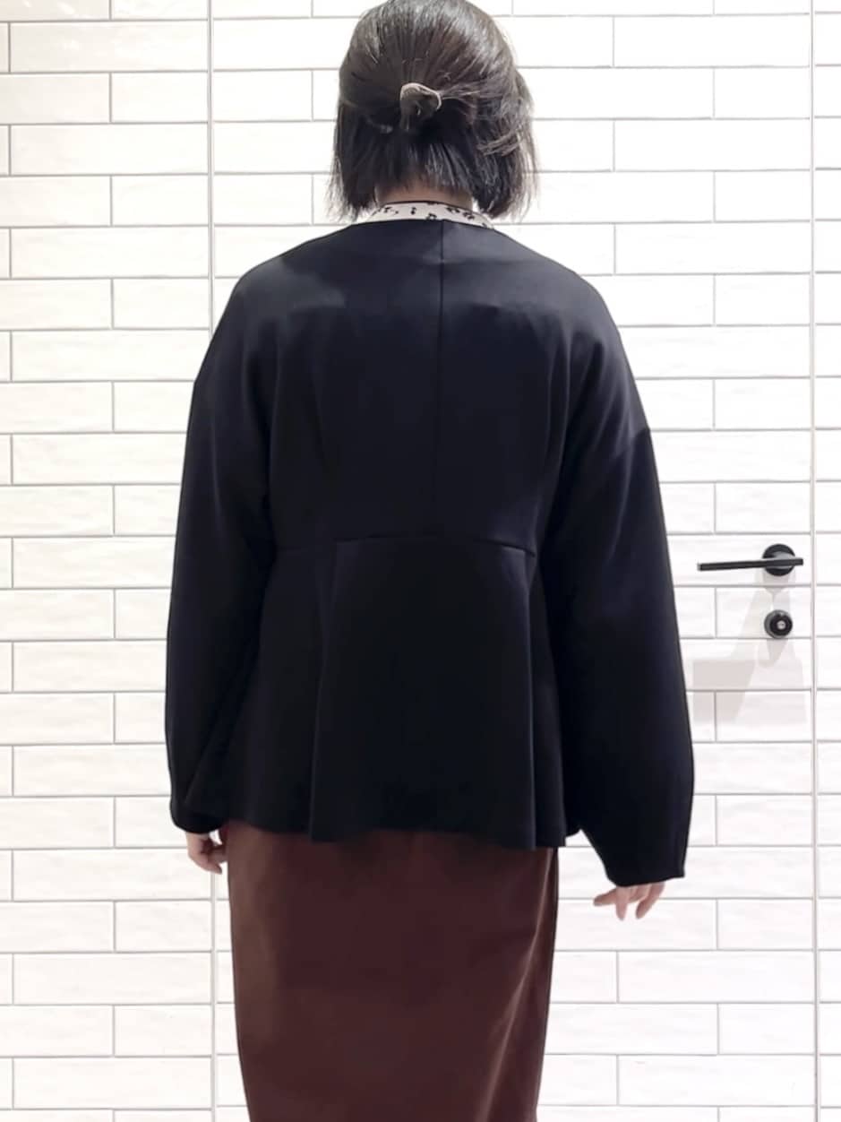しおりさんの「OPAQUE.CLIP｜ペプラムカーディガン【UVケア／洗濯機OK】」を使ったコーディネート