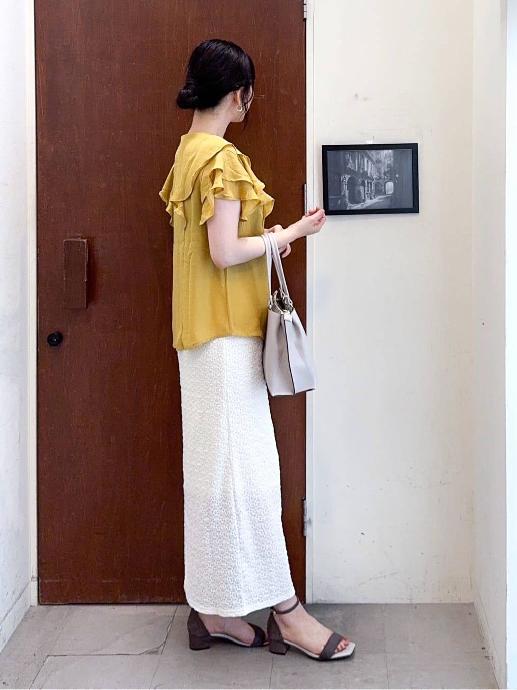 𝐇𝐢𝐫𝐨𝐦𝐢さんの「SHOO･LA･RUE｜【無地/ドット柄】お袖フリルが華やぐ きれいめブラウス」を使ったコーディネート