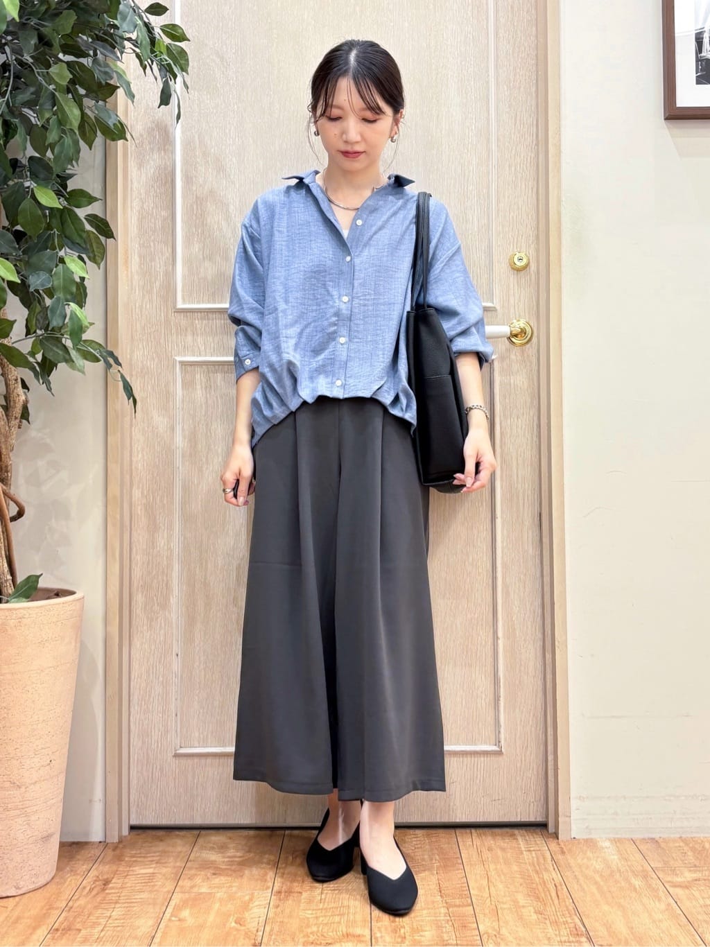 なみさんの「SHOO･LA･RUE｜【S-LL】インせず着られる デニムライク前開きブラウス」を使ったコーディネート