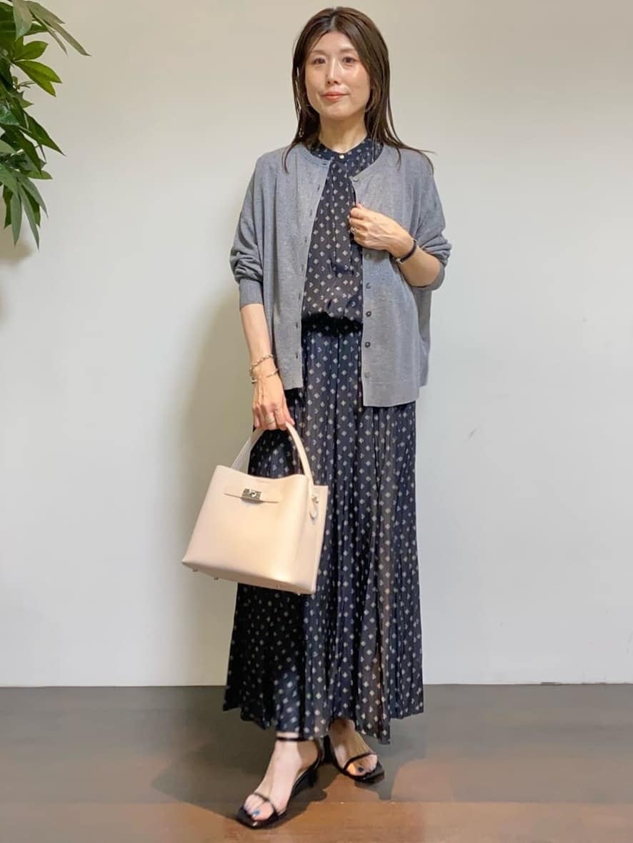 tomoさんの「UNTITLED｜【セットアップ可/リラクシー/通勤】スクエアジオメ柄ブラウス」を使ったコーディネート