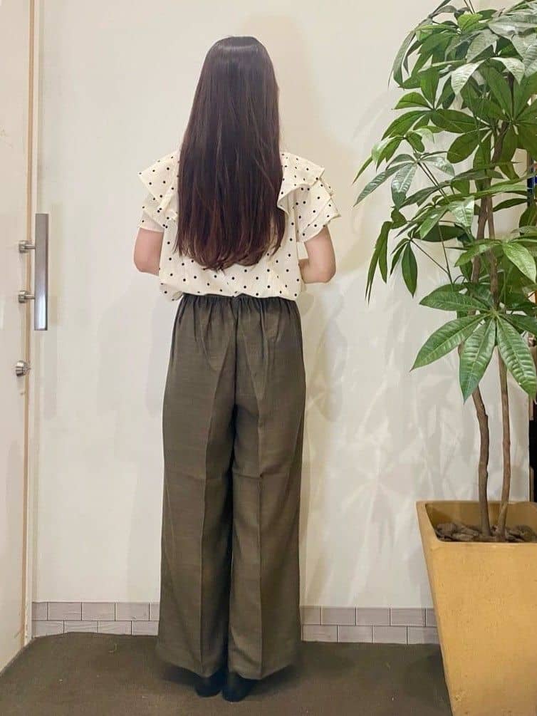 AYUMIさんの「SHOO･LA･RUE｜【無地/ドット柄】お袖フリルが華やぐ きれいめブラウス」を使ったコーディネート
