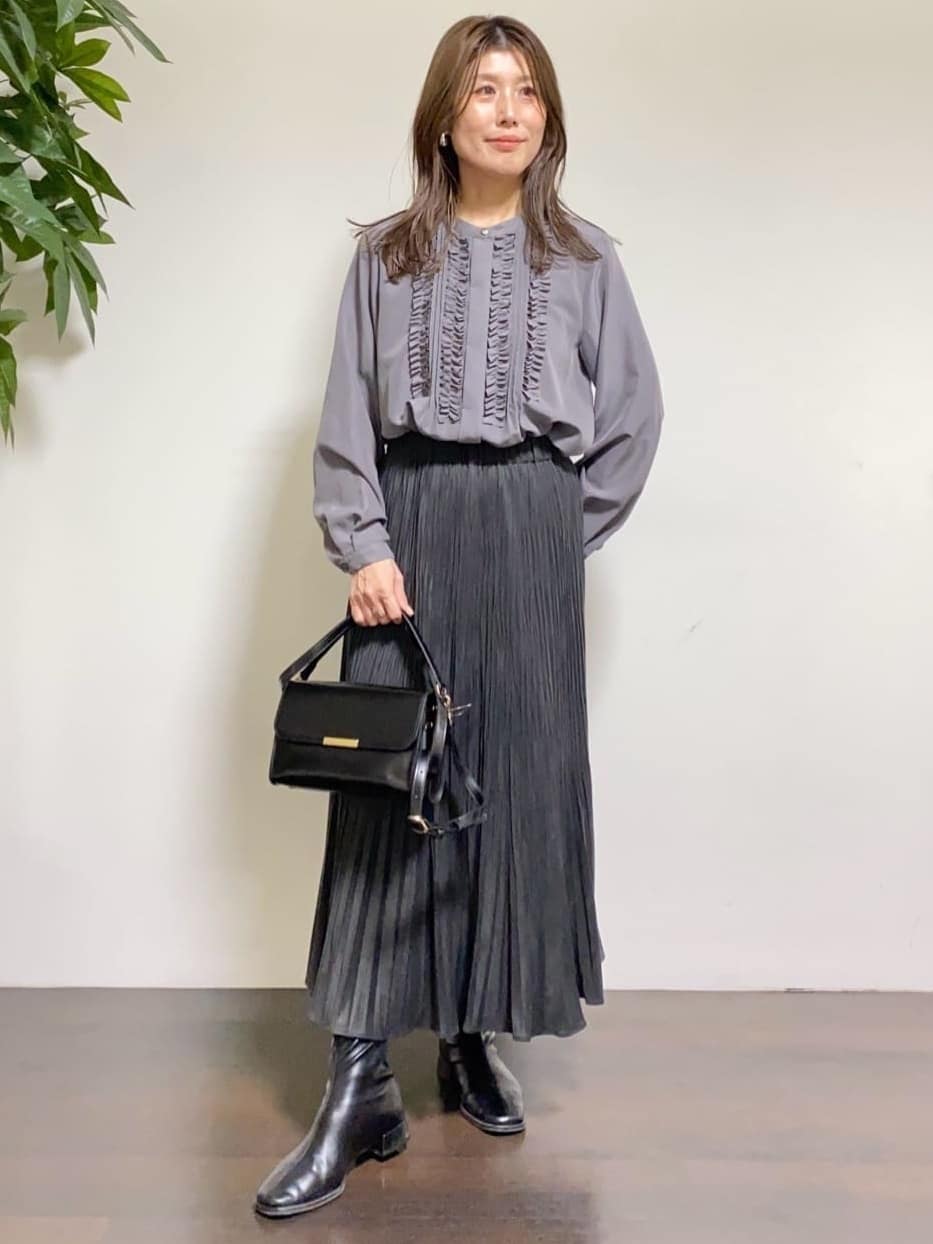 tomoさんの「UNTITLED｜【1枚で着映え/オンオフ着回し】フリルサテンブラウス」を使ったコーディネート