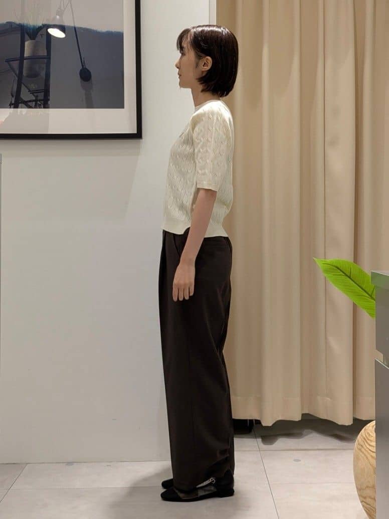 なめさんの「THE SHOP TK｜ワンポイント刺繍ケーブル半袖ニット【洗濯機OK】」を使ったコーディネート
