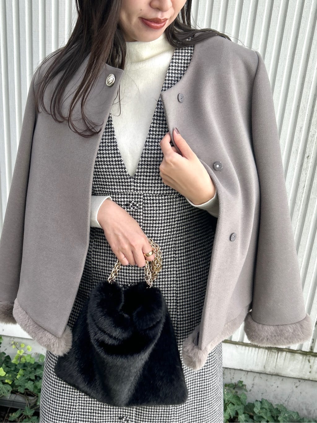 teiさんの「Couture brooch｜【ゆるふわ・通勤】リッシュアンゴラ バックパール調ニット」を使ったコーディネート