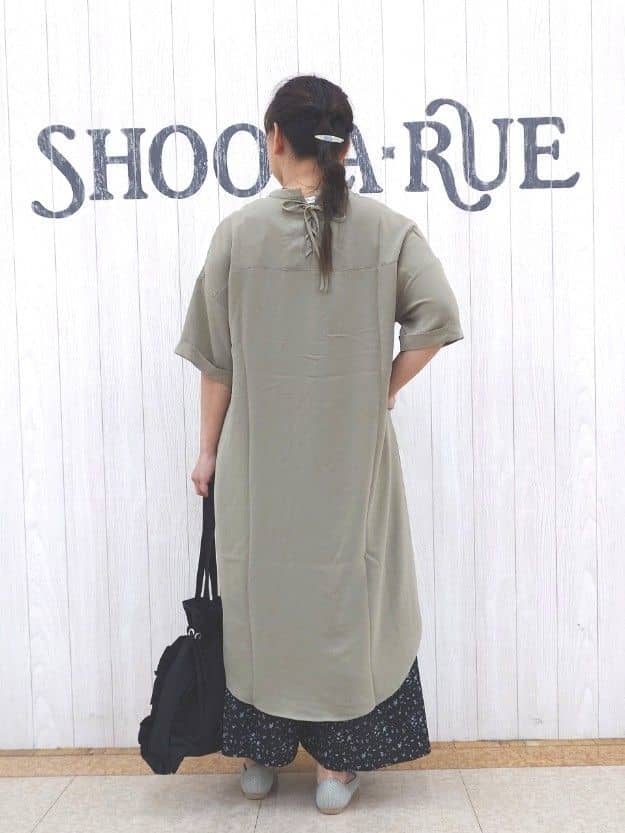 とろろさんの「SHOO･LA･RUE｜【S-LL/洗濯後しわになりにくい/体型カバー】後ろ姿もサマになる バックレースアップチュニック」を使ったコーディネート