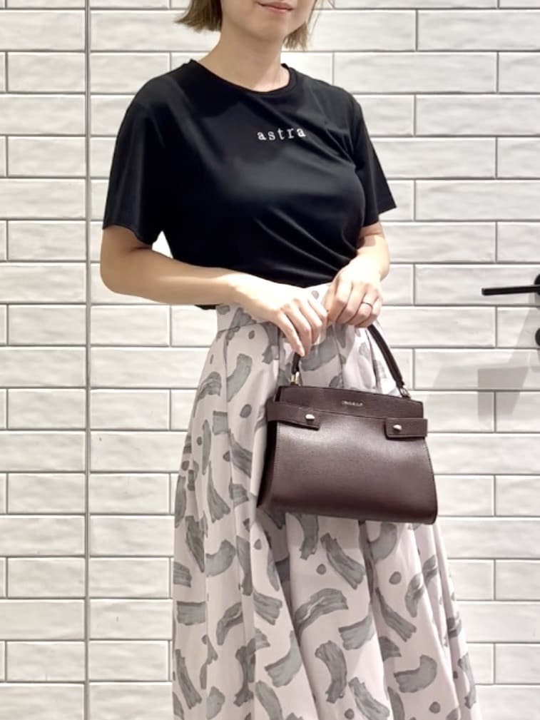 しおりさんの「OPAQUE.CLIP｜メタリック刺繍ロゴTシャツ【接触冷感／洗濯機洗い可】」を使ったコーディネート