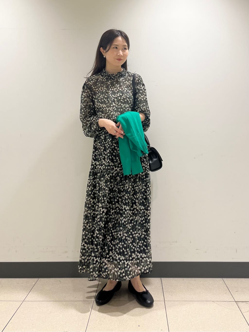 shokoさんの「INDIVI｜【秋映え柄/セットアップ可能】フラワーシフォンブラウス」を使ったコーディネート