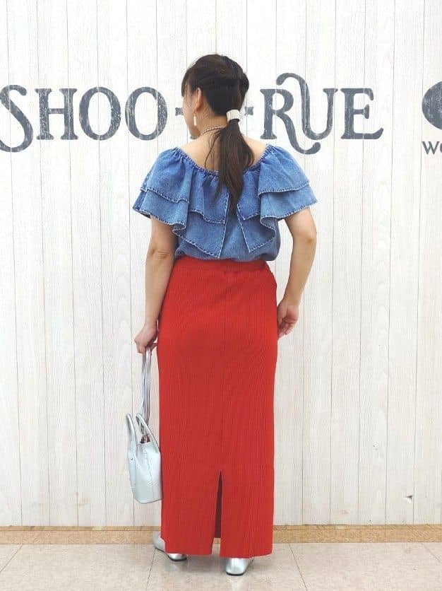とろろさんの「SHOO･LA･RUE｜【セットアップ可/前後2WAY/オフショル2WAY】着こなしを楽しめる デニムフリルブラウス」を使ったコーディネート