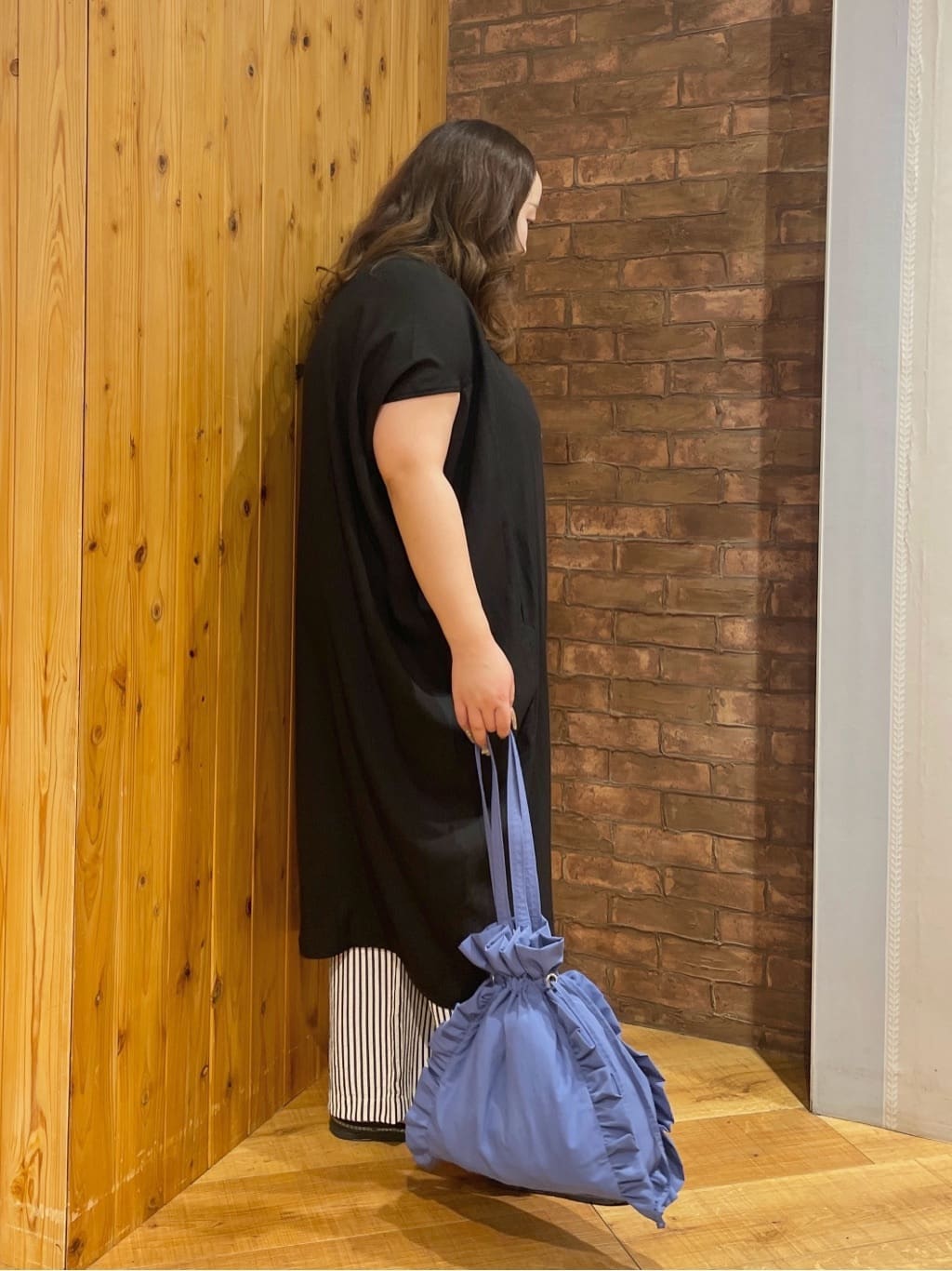 Risaさんの「SHOO･LA･RUE｜【S-LL】楽にサマ見え コクーンシルエットの涼やかワンピース」を使ったコーディネート