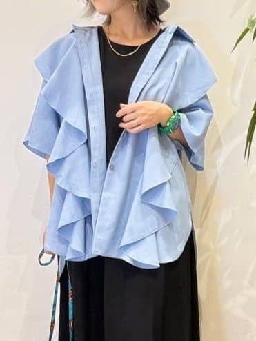 misakiさんの「SHOO･LA･RUE｜【洗える/S-LL】大きめのフリルが印象的 デザインブラウス」を使ったコーディネート