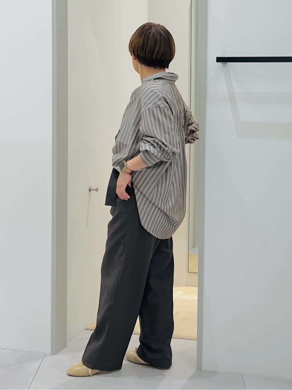 タナさんの「THE SHOP TK｜【後ろ姿もサマになる】ストライプ バックシャーリングシャツ/体型カバー/洗える」を使ったコーディネート