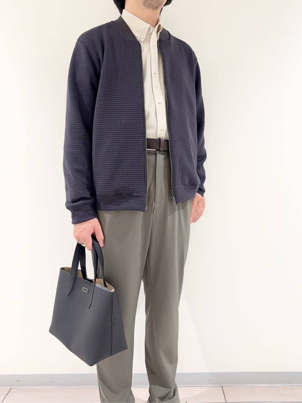 及川さんの「TAKEO KIKUCHI｜サイドゴアウエスト スリム スラックス」を使ったコーディネート