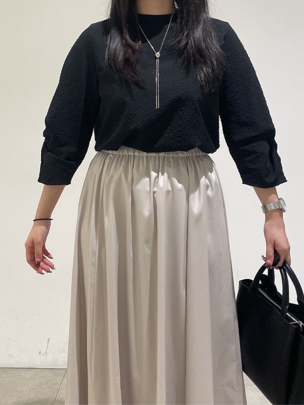 emikaさんの「INDIVI｜レザー調ギャザースカート」を使ったコーディネート