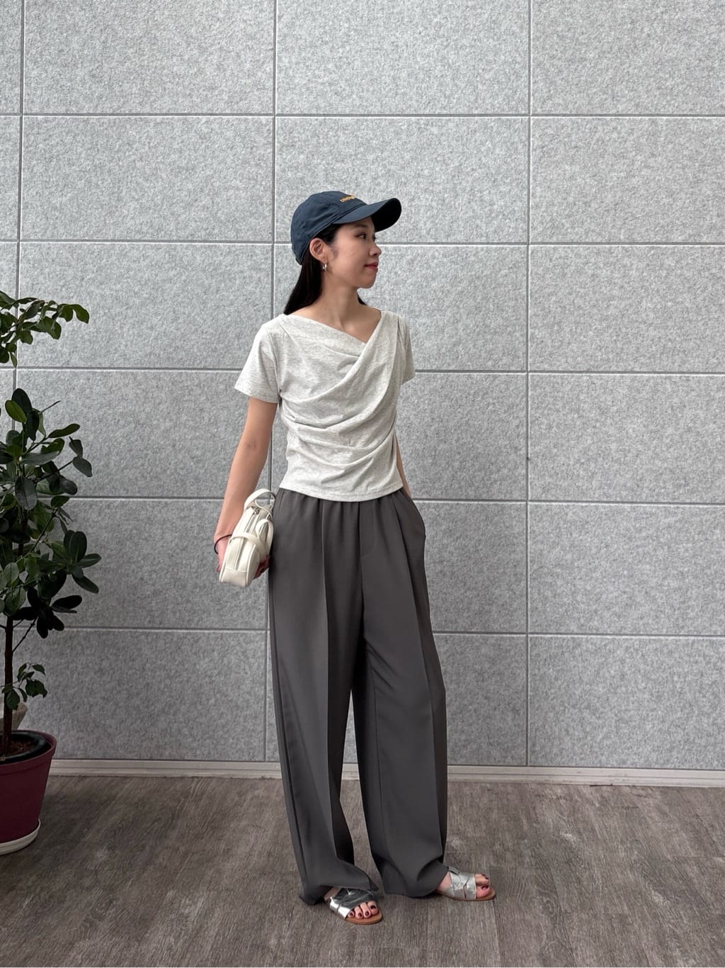 ひなさんの「INDIVI｜ドレープクロップドカットソー」を使ったコーディネート
