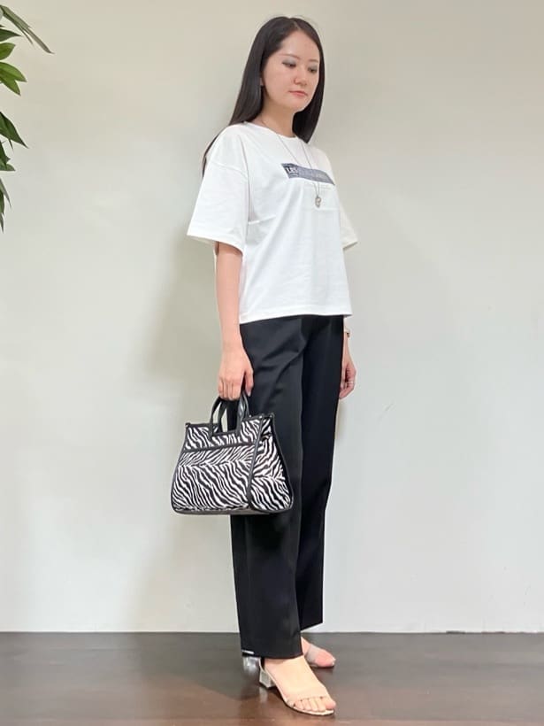 カレンさんの「UNTITLED｜【洗える/はっ水/後ろウエストゴム】ストレッチ2タックワイドパンツ」を使ったコーディネート