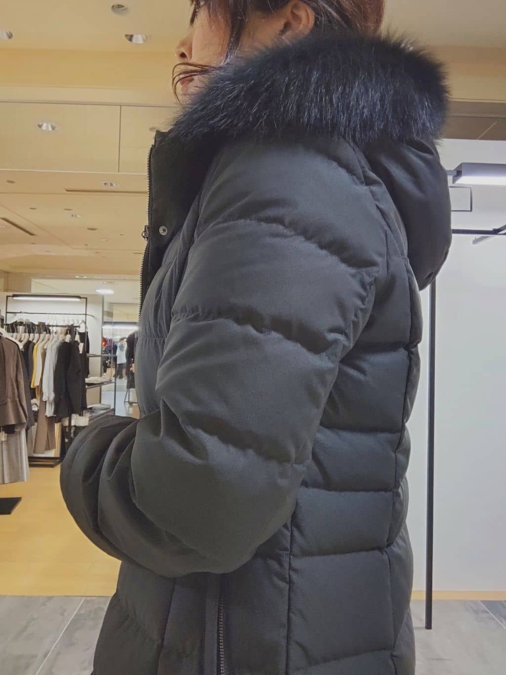 TOMOMIさんの「INDIVI｜【名品／撥水／抗菌防臭】ロング丈リサイクルダウンコート」を使ったコーディネート