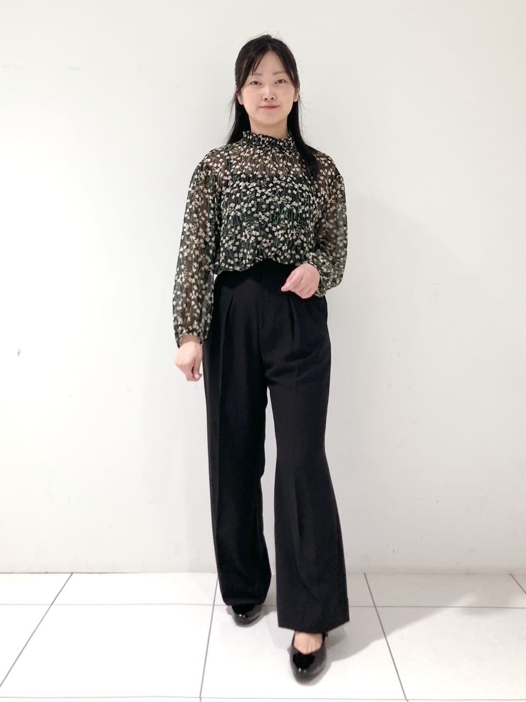 momokoさんの「INDIVI｜【秋映え柄/セットアップ可能】フラワーシフォンブラウス」を使ったコーディネート