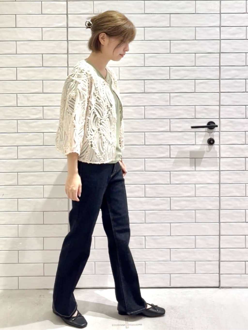 しおりさんの「OPAQUE.CLIP｜シアー刺繍レース前開きブラウス【洗濯機洗い可】」を使ったコーディネート