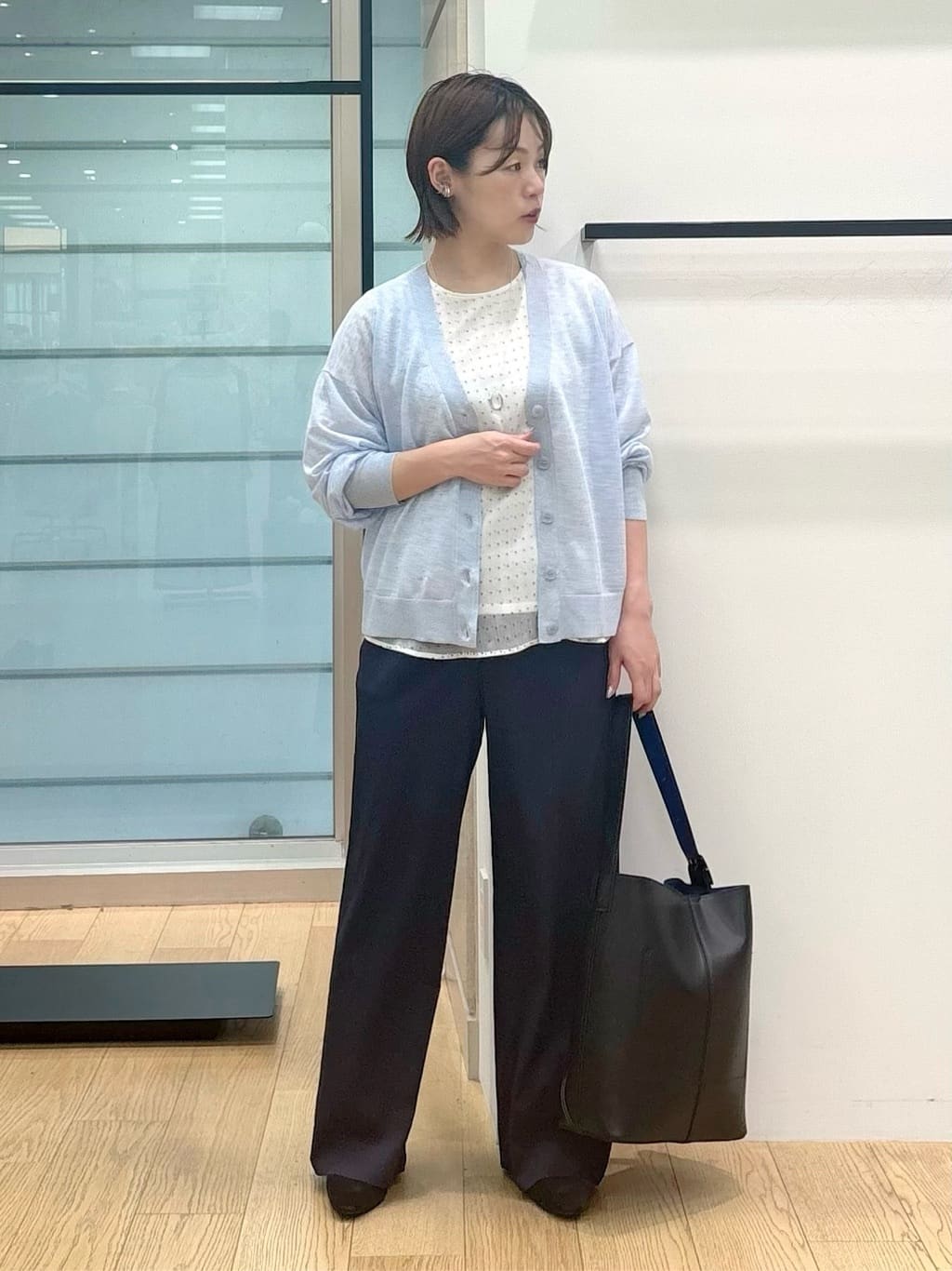 asamiさんの「INDIVI｜【褒められパンツ／洗える／ウエストゴム】ワイドタックパンツ」を使ったコーディネート