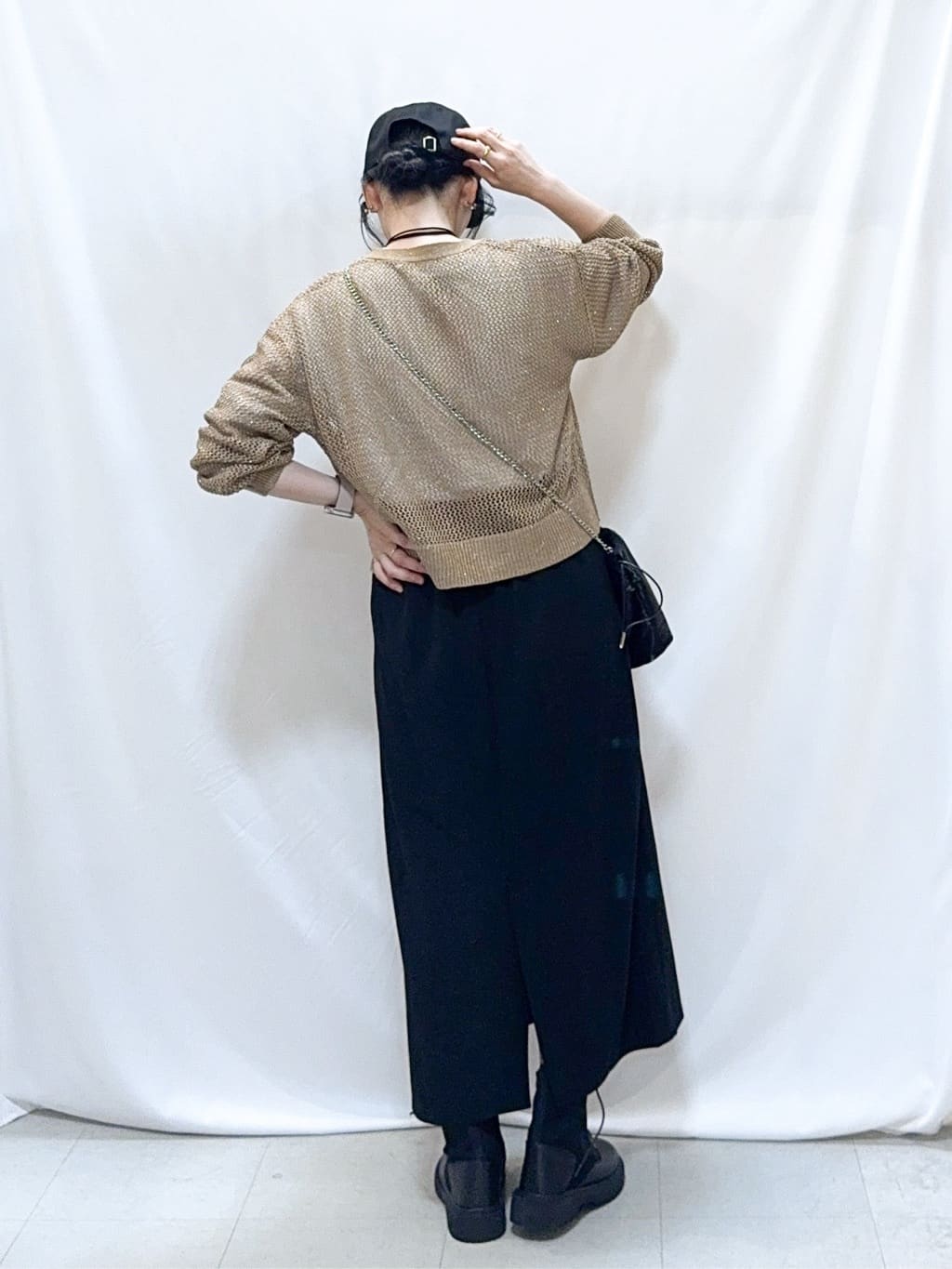 𝐇𝐢𝐫𝐨𝐦𝐢さんの「SHOO･LA･RUE｜【2点セット】ラメメッシュニットカーディガン＋ロンTセット」を使ったコーディネート