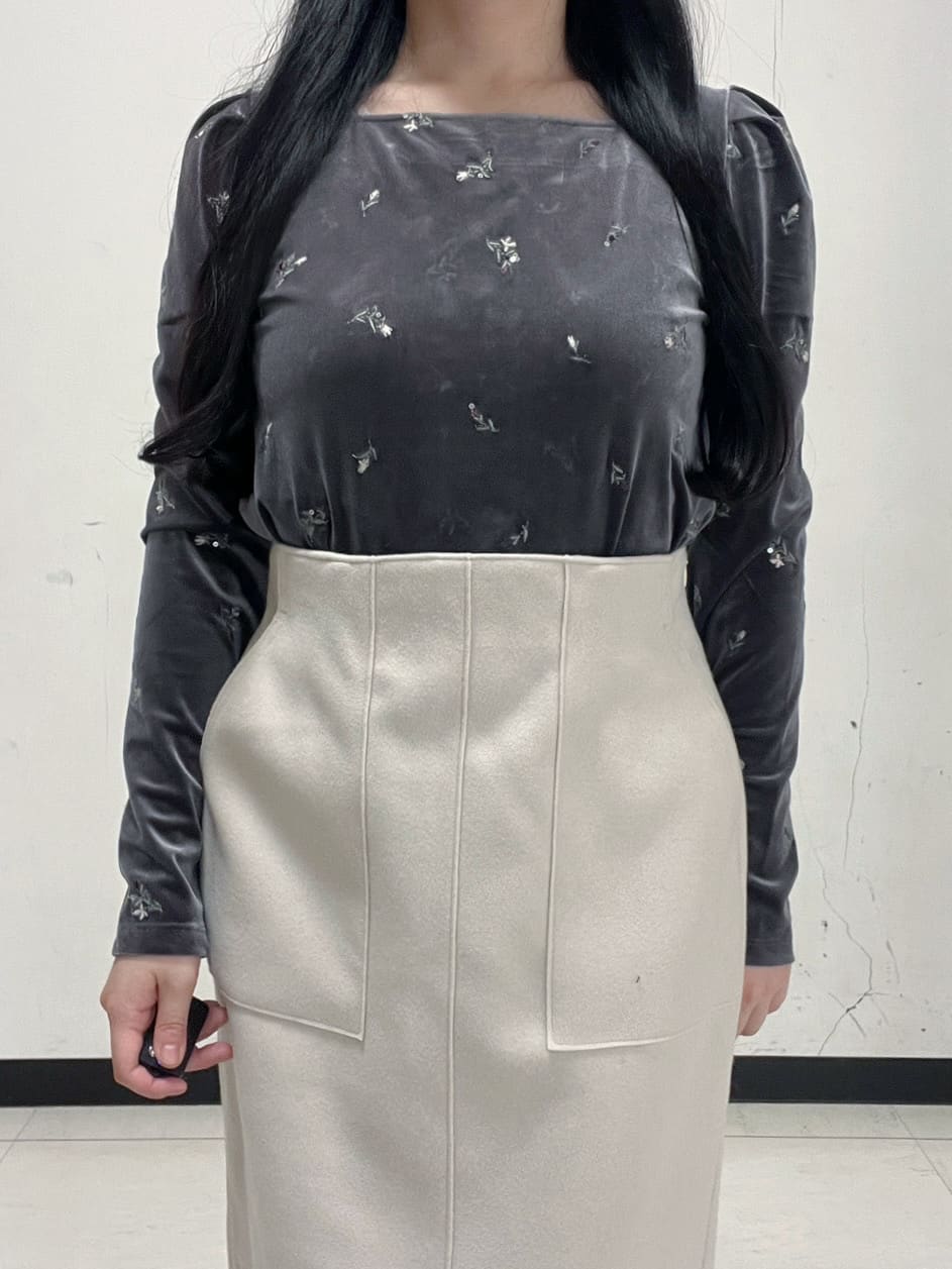 Hitomiさんの「index｜バックシャン小花刺繍ベロアトップス【洗濯機OK】」を使ったコーディネート