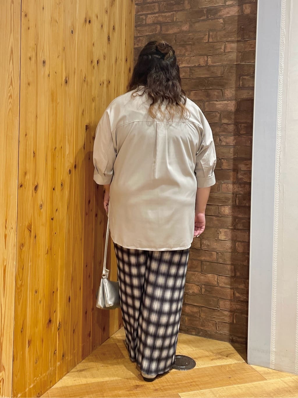 Risaさんの「SHOO･LA･RUE｜【S-LL/洗濯後しわになりにくい】コットン風 前あきドルマンブラウス」を使ったコーディネート