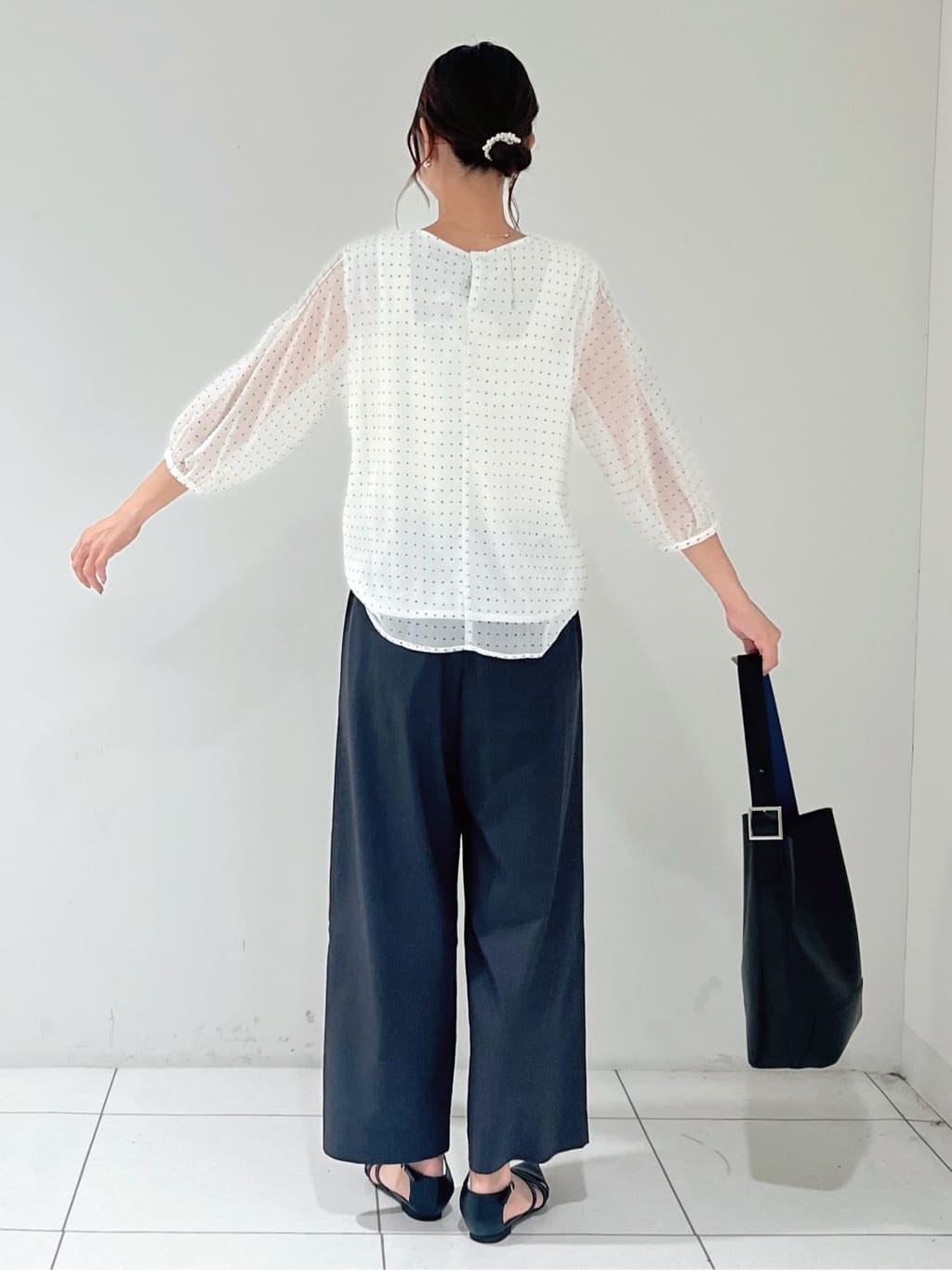 shioriさんの「INDIVI｜フロッキードットブラウス」を使ったコーディネート