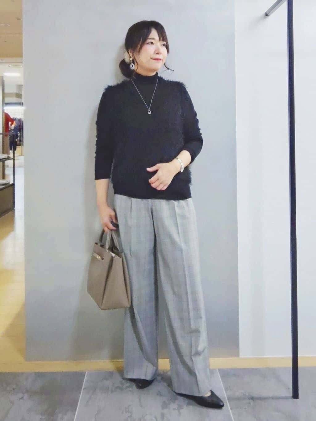 TOMOMIさんの「INDIVI｜【名品／撥水／抗菌防臭】ロング丈リサイクルダウンコート」を使ったコーディネート