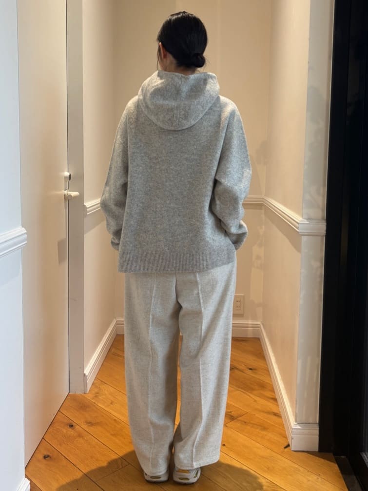 pupiさんの「DRESSTERIOR｜カシミヤブレンドフードニット」を使ったコーディネート