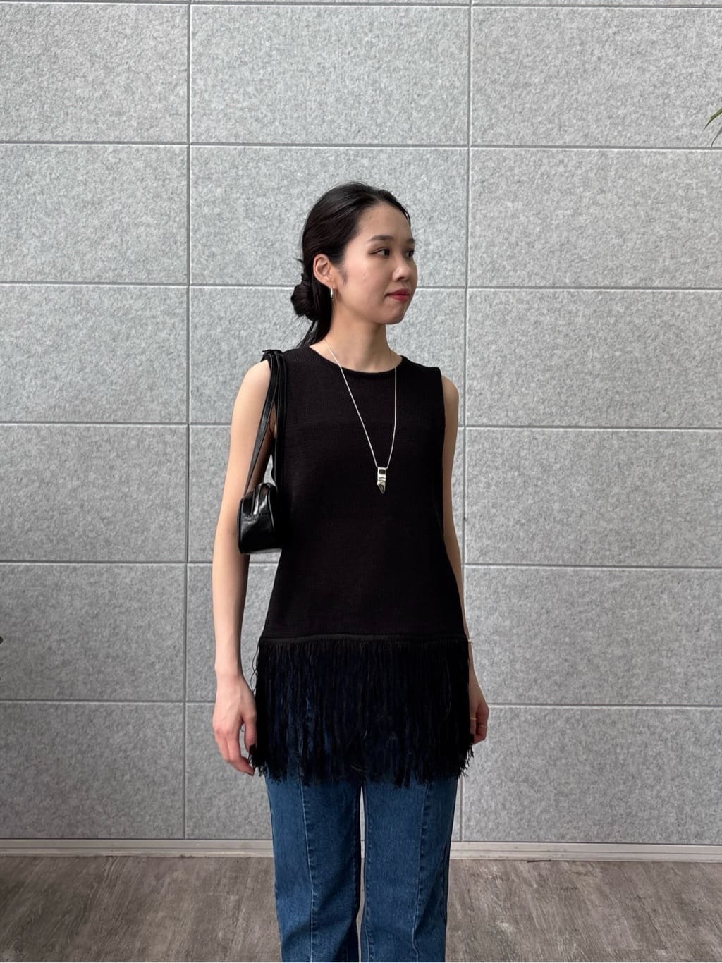 ひなさんの「INDIVI｜スリーブレスフリンジニット」を使ったコーディネート