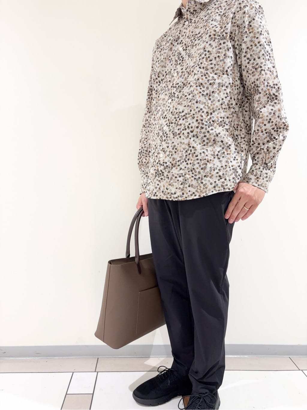 及川さんの「TAKEO KIKUCHI｜ストライプ小花 長袖シャツ」を使ったコーディネート