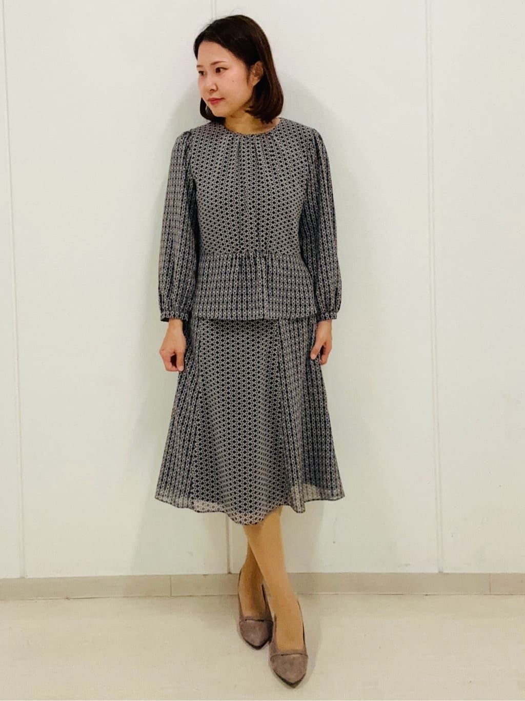 haseさんの「Reflect｜【きちんと見え／セットアップ可／通勤におすすめ◎】ペプラムプリントブラウス」を使ったコーディネート