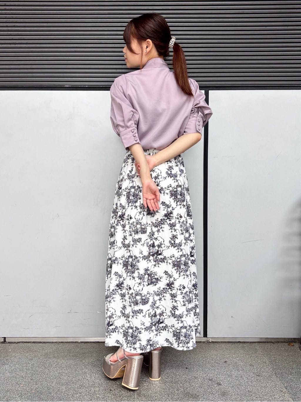 まっきーさんの「ESPERANZA｜【ラク盛り／サンダル】リピーター続出／脚長美脚　ミュールサンダル」を使ったコーディネート