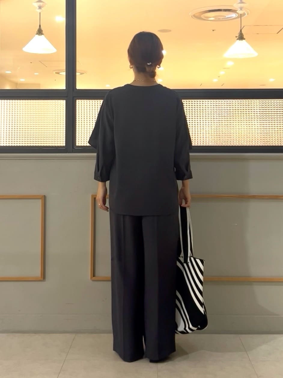 𝑹𝑶𝑴𝑰さんの「INDIVI｜【羽織りとしても活躍！】ケープカラーブラウス」を使ったコーディネート
