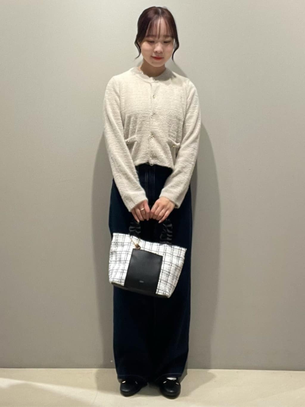 mikiさんの「OPAQUE.CLIP｜フェザーヤーンフラワーボタンカーディガン【洗濯機OK】」を使ったコーディネート