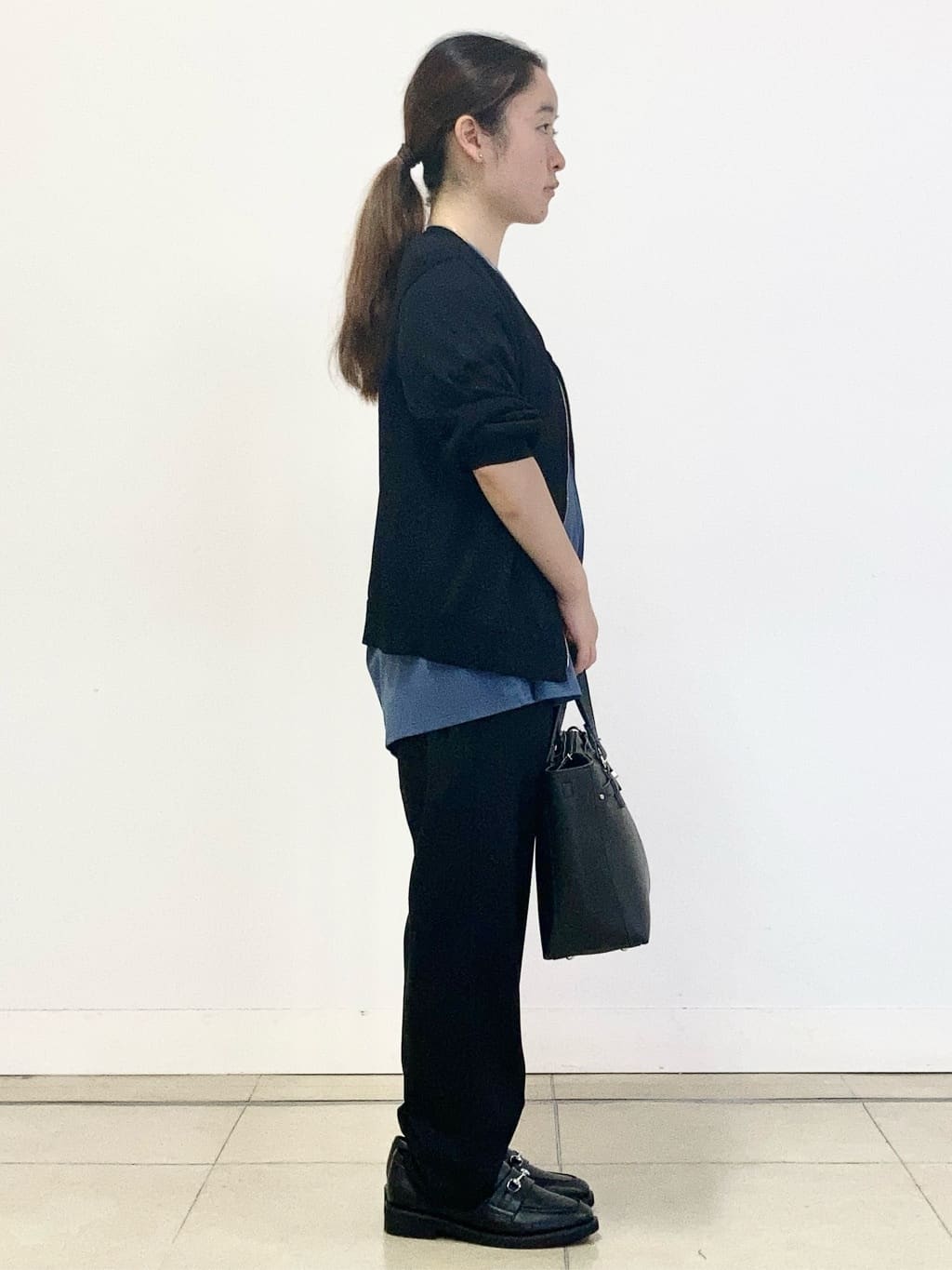 tomominさんの「Reflect｜【すっきり見え！長め丈／マシンウォッシュ可】スキッパーネックジャージトップス」を使ったコーディネート